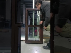 ブラウンか黒のPVCの窓が